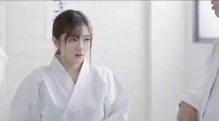 全球最美仙女模特跟女朋友去逛街，女朋友饿了怎么办